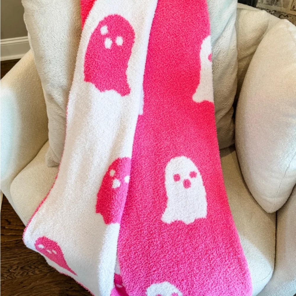 ALL PINK BLANKETS AND PILLOWS HALLOWEEN!